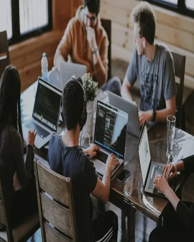 Equipe alinhando configurações de pixel